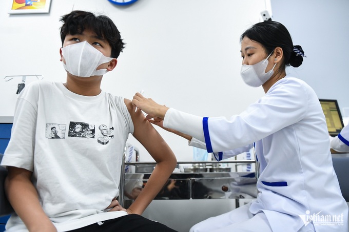 Long queue for flu vaccine in Hanoi - 7