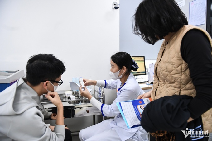 Long queue for flu vaccine in Hanoi - 9