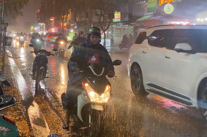 HCM City faces historic unseasonal rains - 1