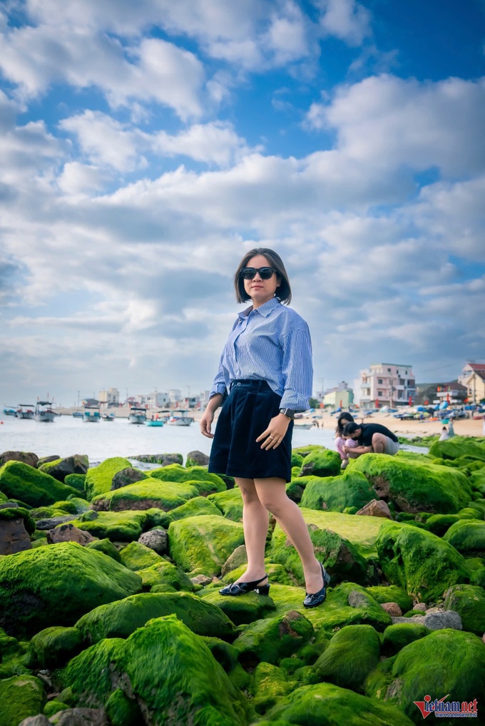 Quy Nhon's green moss-covered rocky shore proves popular - 4