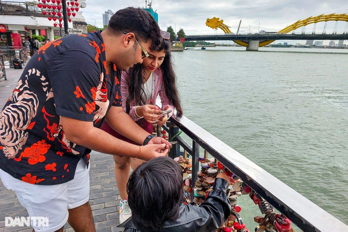 Love lock bridge on Danang river - 4