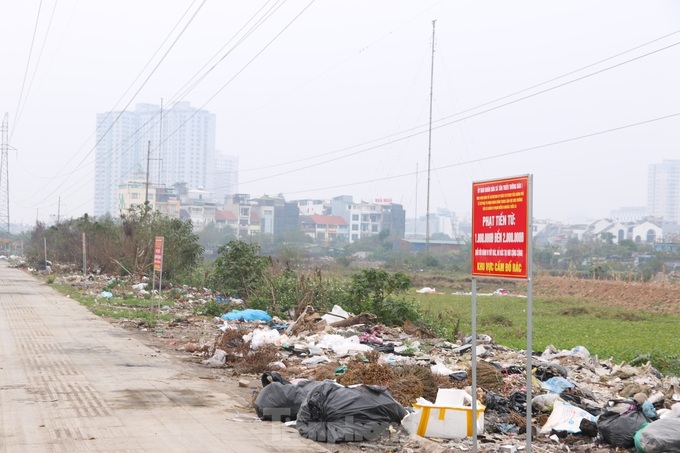 Hanoi road suffers illegal dumping - 5