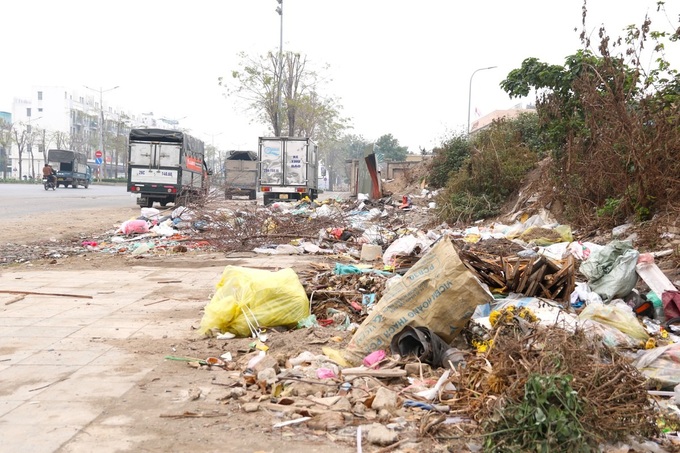 Hanoi road suffers illegal dumping - 1