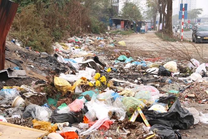 Hanoi road suffers illegal dumping - 8