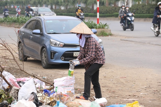 Hanoi road suffers illegal dumping - 6