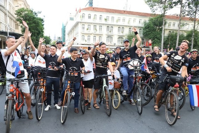 Two Dutch men cycle 20,000 km to Vietnam - 2