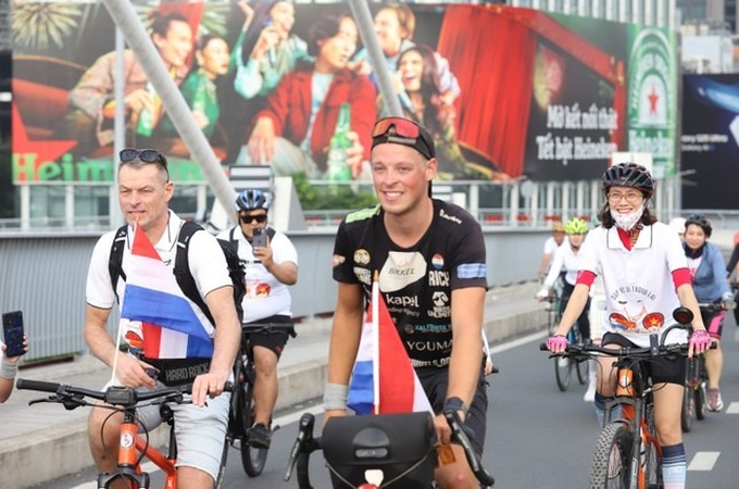 Two Dutch men cycle 20,000 km to Vietnam - 4