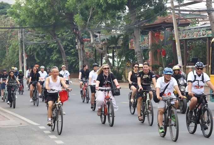 Two Dutch men cycle 20,000 km to Vietnam - 3