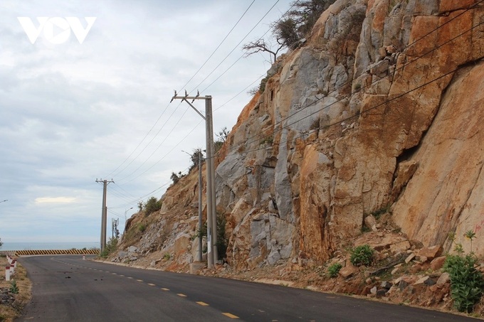 Ninh Thuan’s coastal scenic route faces high landslide risks - 3