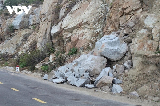 Ninh Thuan’s coastal scenic route faces high landslide risks - 5