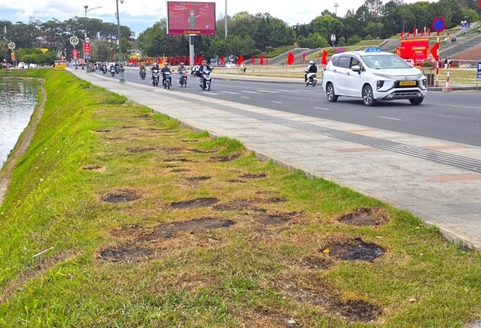 Iconic Da Lat lake affected by food vendors - 1