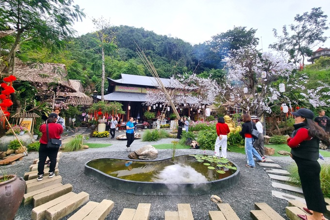 Pagoda on Danang mountain draws visitors - 1