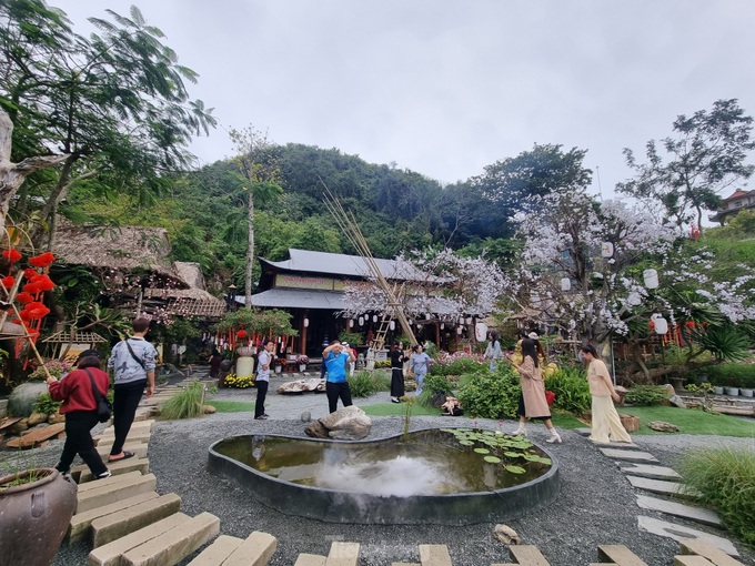 Pagoda on Danang mountain draws visitors - 3