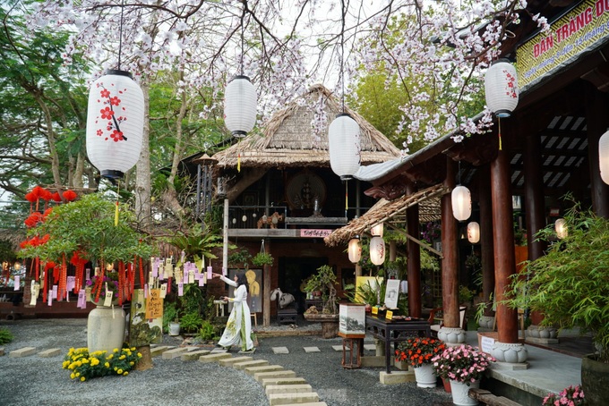 Pagoda on Danang mountain draws visitors - 4