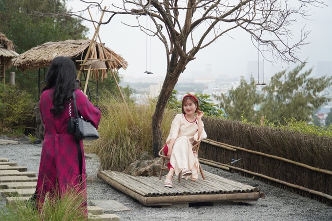 Pagoda on Danang mountain draws visitors - 6