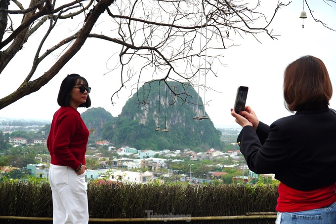 Pagoda on Danang mountain draws visitors - 7