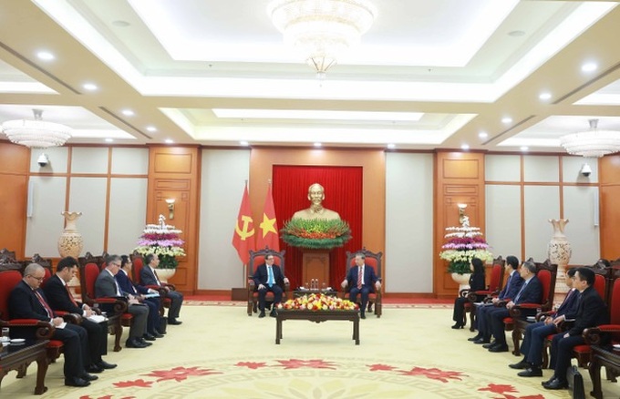 Party chief hosts Cuban top diplomat in Hanoi - 2