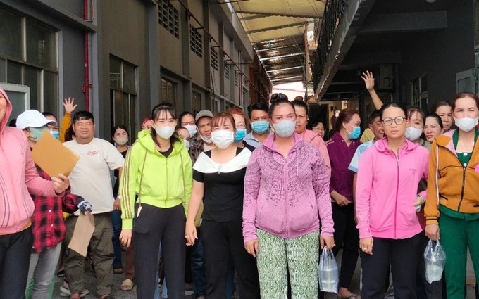 Nearly 300 workers strike over unpaid wages in HCM City - 1