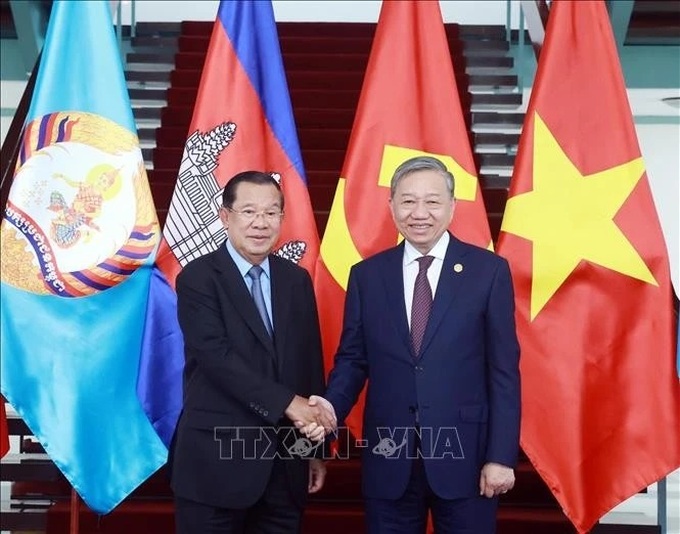 Top leaders of Vietnamese, Cambodian Parties meet in HCM City - 1