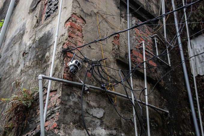 Dilapidated apartment buildings in Ha Long raise safety concerns - 5