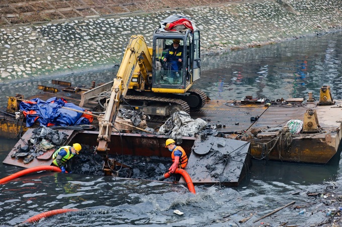 Hanoi ​workers ​wade ​through ​polluted ​waters to ​dredge ​To L​ich River - 4