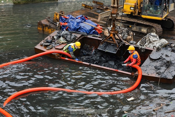 Hanoi ​workers ​wade ​through ​polluted ​waters to ​dredge ​To L​ich River - 1