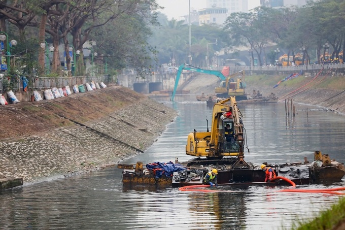 Hanoi ​workers ​wade ​through ​polluted ​waters to ​dredge ​To L​ich River - 2