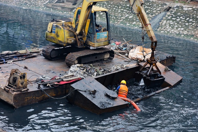 Hanoi ​workers ​wade ​through ​polluted ​waters to ​dredge ​To L​ich River - 6