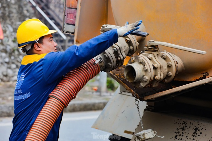 Hanoi ​workers ​wade ​through ​polluted ​waters to ​dredge ​To L​ich River - 8