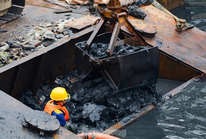 Hanoi ​workers ​wade ​through ​polluted ​waters to ​dredge ​To L​ich River - 3