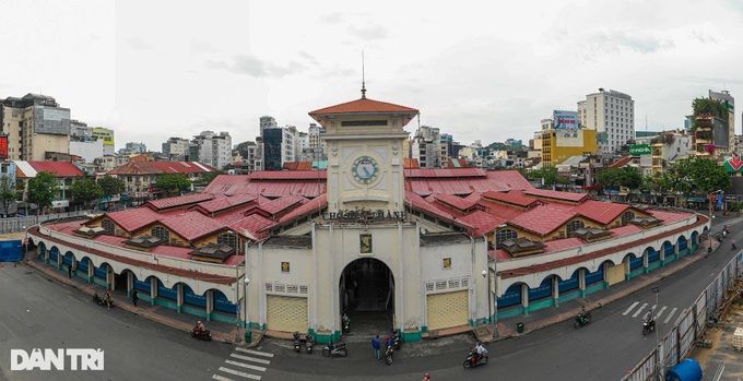 Project to revamp area in front of HCM City's iconic market approved - 1