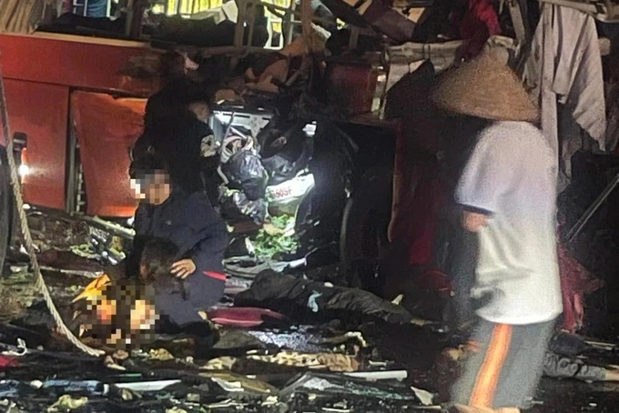 Sleeper bus collides with semi-truck, killing six in Son La - 2