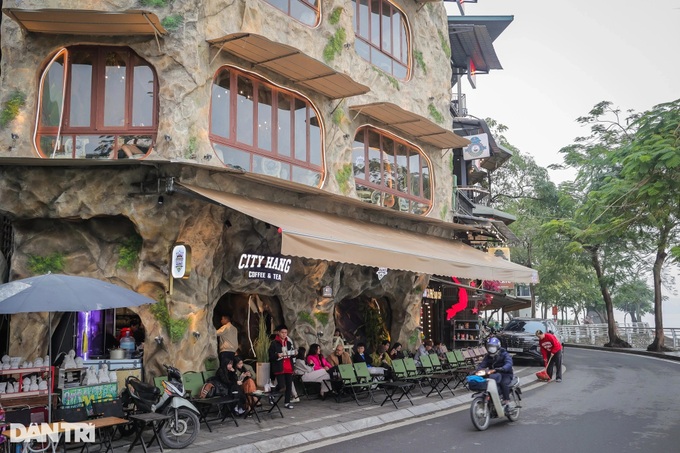 Hanoi cave coffee shop draws customers - 1