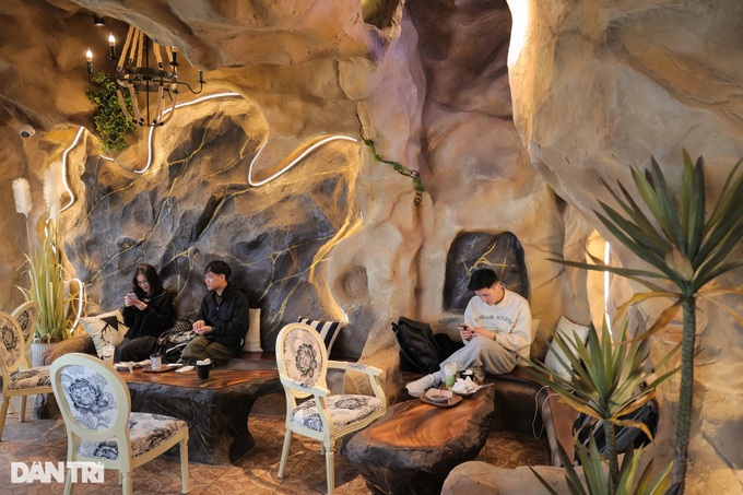 Hanoi cave coffee shop draws customers - 2