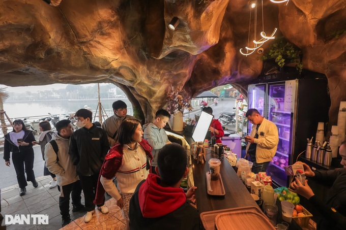 Hanoi cave coffee shop draws customers - 4