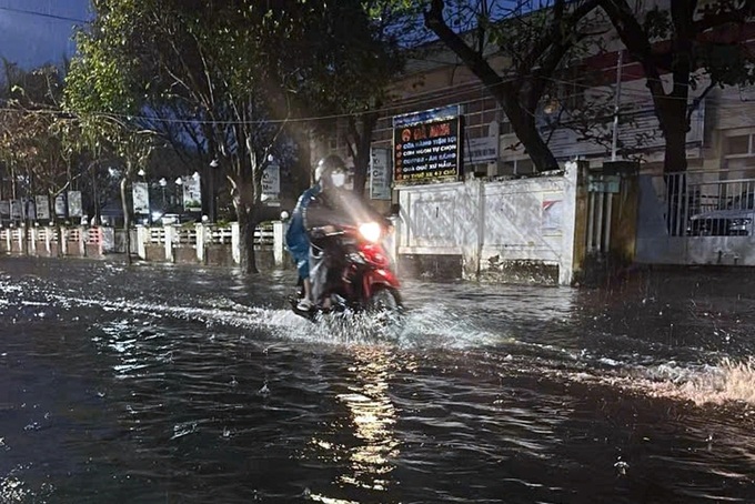 Rare flooding submerges crops in Phu Yen - 2