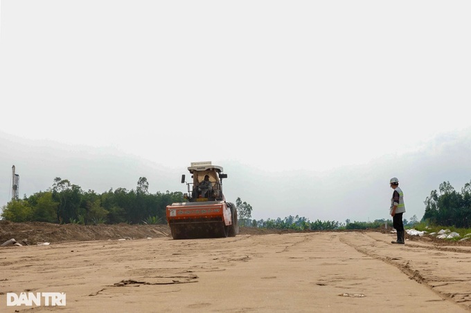 Mekong Delta expressway projects face challenges due to material shortages - 2