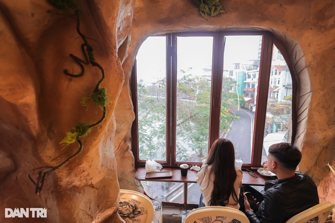 Hanoi cave coffee shop draws customers - 9