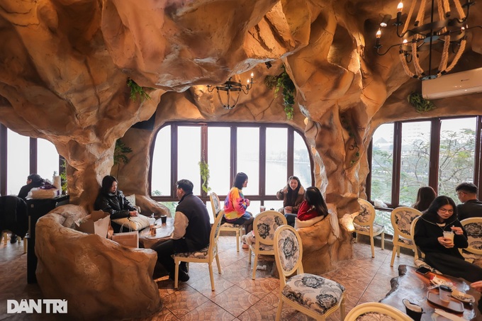 Hanoi cave coffee shop draws customers - 6