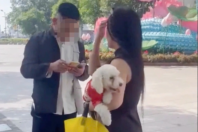HCM City guard attacked by couple over unleashed dog row - 2