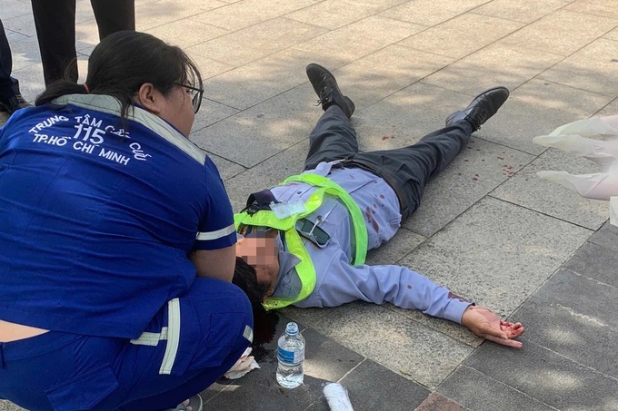 HCM City guard attacked by couple over unleashed dog row - 1