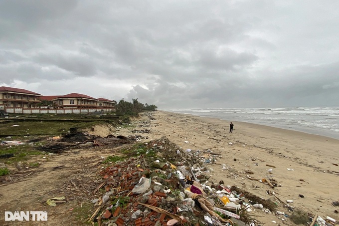 Beaches at Lang Co Bay severely polluted - 4