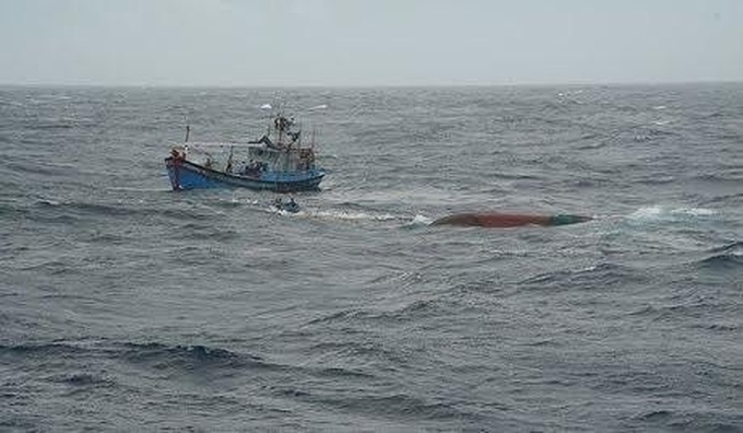 Two fishermen missing at sea off Ca Mau - 1