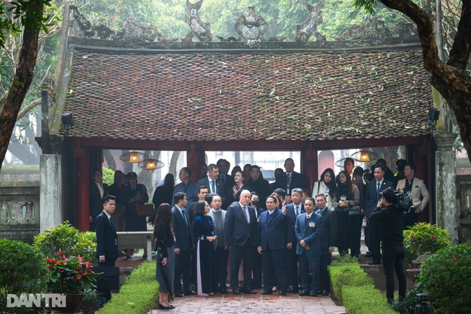 New Zealand PM visits Temple of Literature - 1