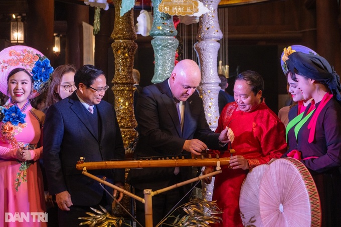 New Zealand PM visits Temple of Literature - 11