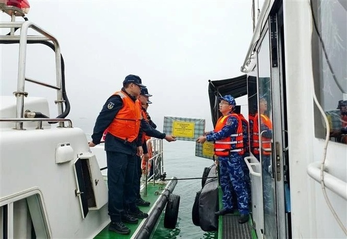 Vietnam, China Coast Guards conduct joint patrol in Gulf of Tonkin - 1