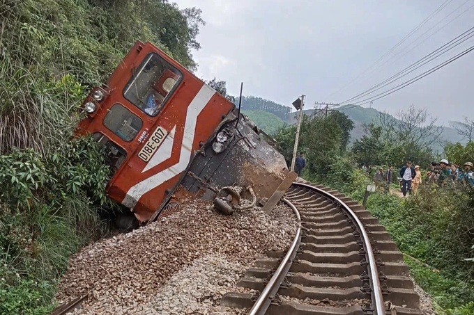 Train overturns, paralysing North-South railway - 1