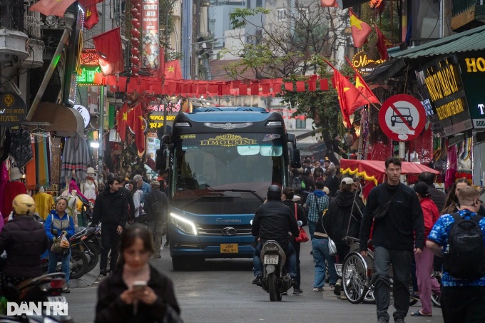 Hanoi trials ban on vehicles with over 16 seats in Old Quarter from today - 1