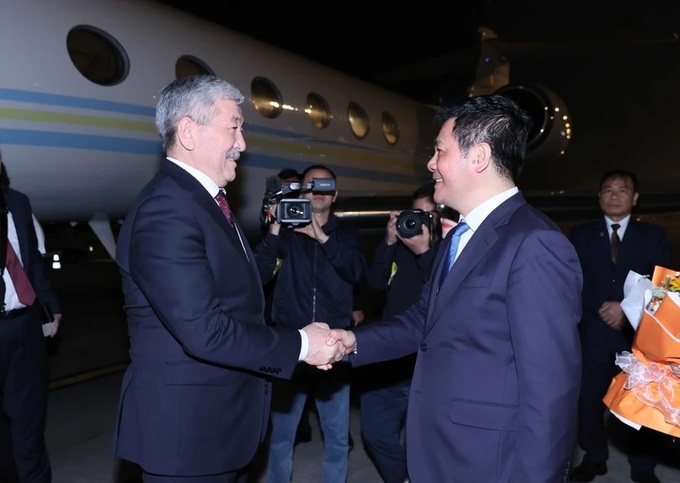 Kyrgyz PM arrives in Hanoi, beginning official visit to Vietnam - 1