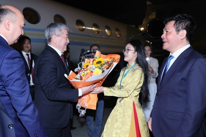 Kyrgyz PM arrives in Hanoi, beginning official visit to Vietnam - 2